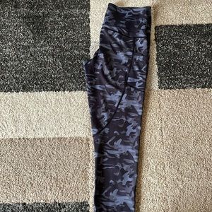 Zyia black camo light-n-tight, 20” Capri length.